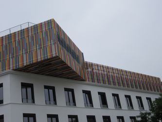 fasada z kolorowymi zaluzjami ceramicznymi Terreal